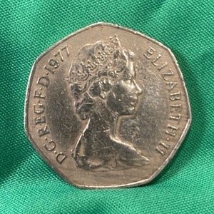 1977 United Kingdom Queen Elizabeth II 50 Kims New Pence Coin